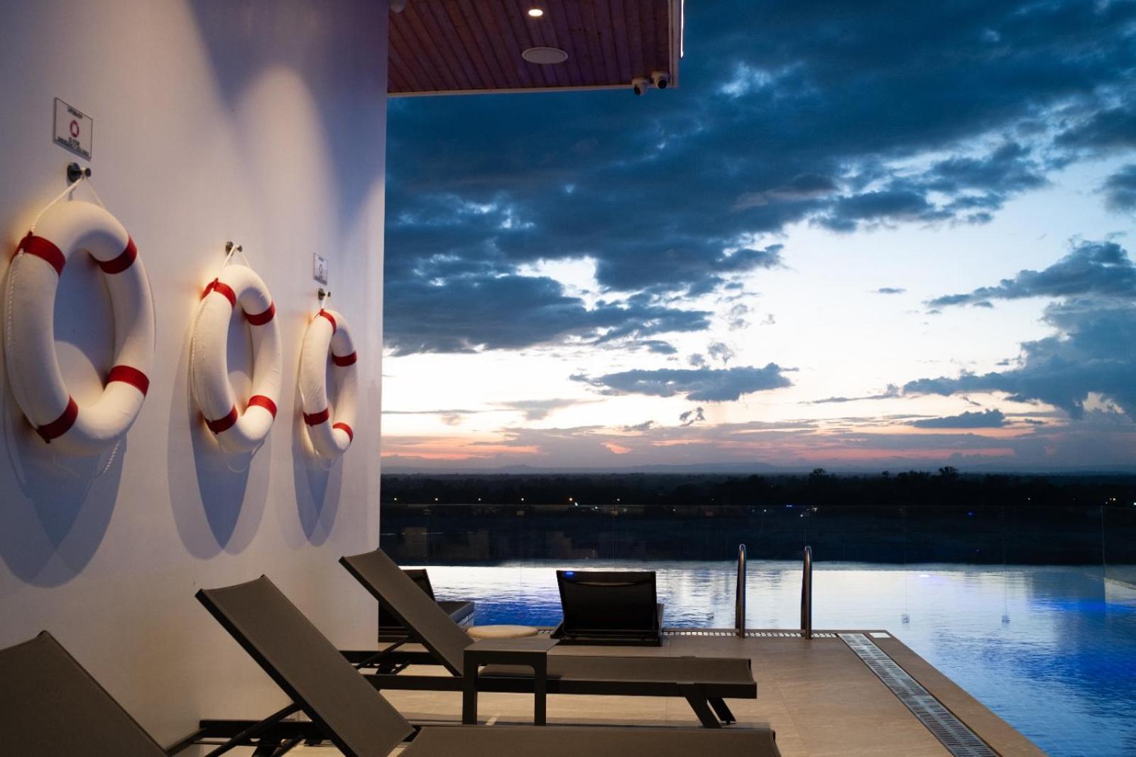 One Riviera Hotel And Residences Ban Souanmone Экстерьер фото